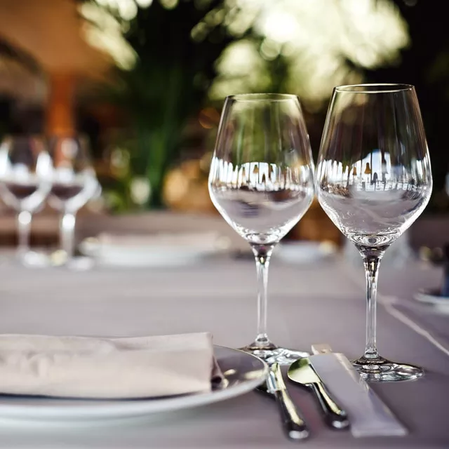 Una botella de agua mineral de cristal perfecta para hostelería.