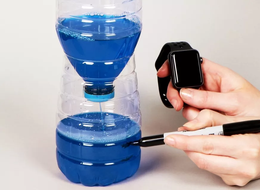 Cómo cronometrar el tiempo que tarda el agua en caer abajo en una clepsidra artesanal.