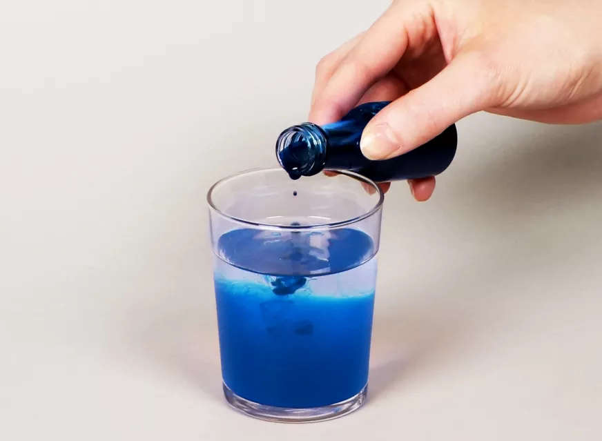 Cómo disolver colorante alimenticio en agua para construir una clepsidra artesanal.