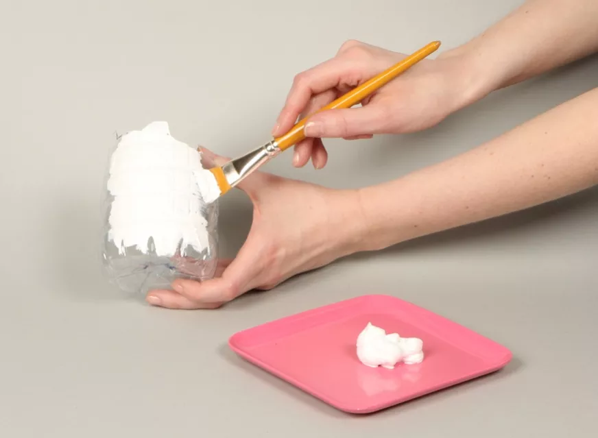 Cómo pintar el exterior de la botella con pintura acrílica blanca.